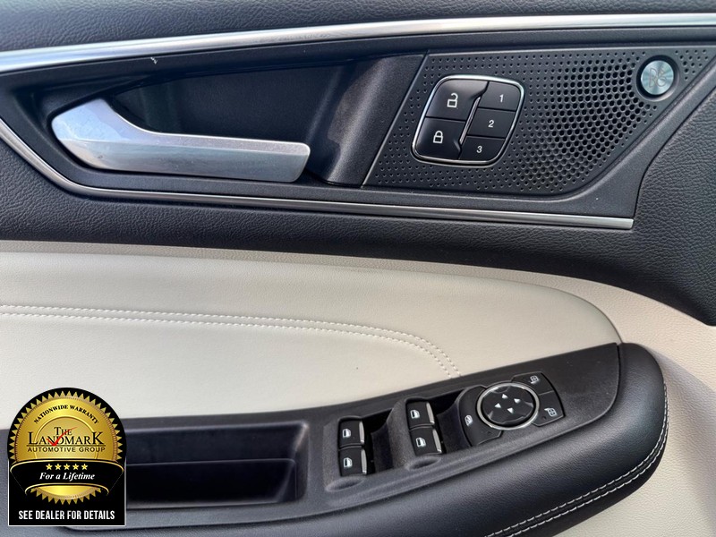 Ford Edge Vehicle Full-screen Gallery Image 8