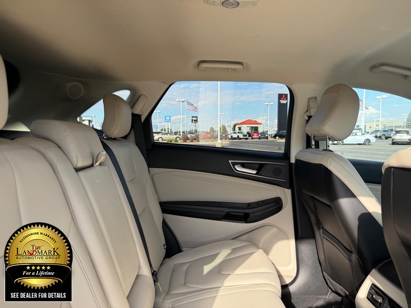 Ford Edge Vehicle Full-screen Gallery Image 15