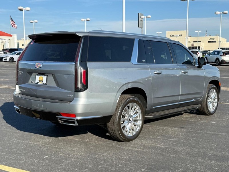 Cadillac Escalade ESV Vehicle Full-screen Gallery Image 3
