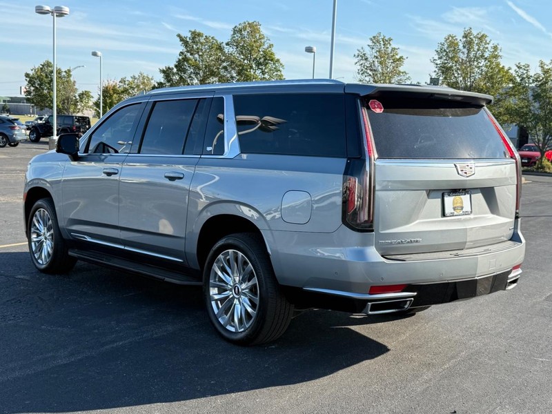 Cadillac Escalade ESV Vehicle Full-screen Gallery Image 6