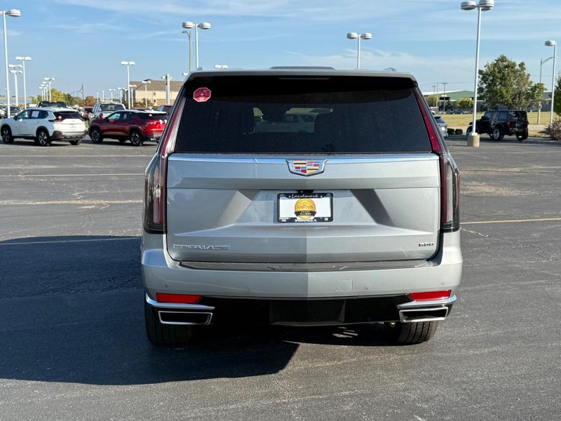 Cadillac Escalade ESV Vehicle Full-screen Gallery Image 7