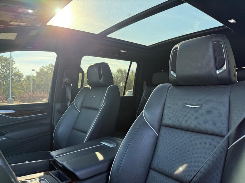 Cadillac Escalade ESV Vehicle Full-screen Gallery Image 9