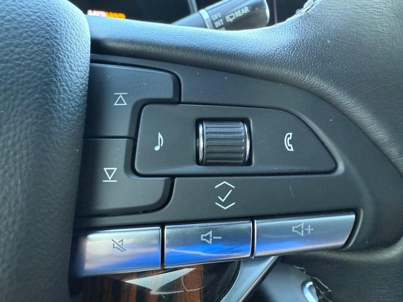 Cadillac Escalade ESV Vehicle Full-screen Gallery Image 11