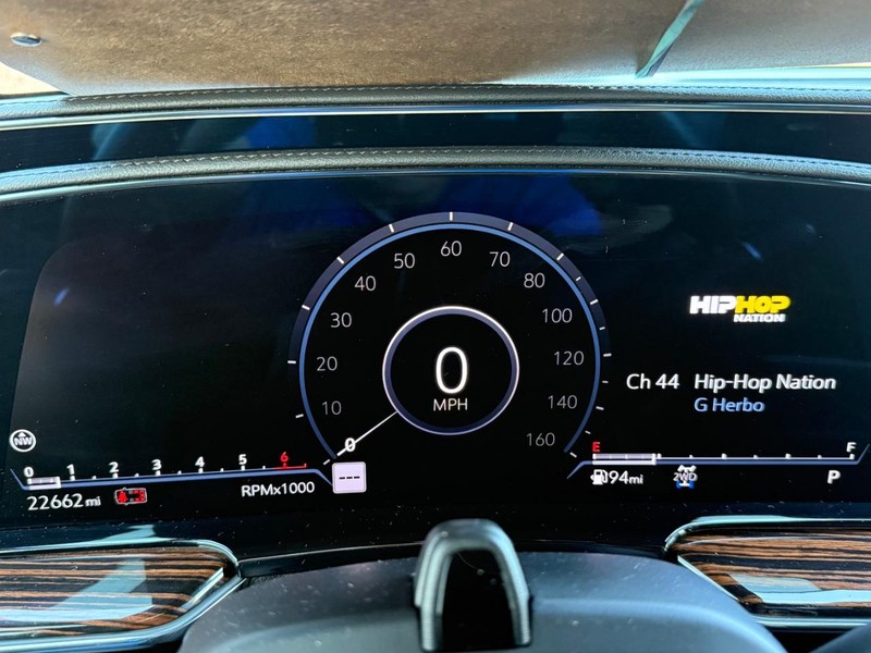 Cadillac Escalade ESV Vehicle Full-screen Gallery Image 12