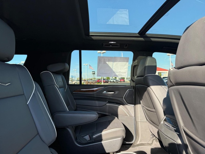 Cadillac Escalade ESV Vehicle Full-screen Gallery Image 17