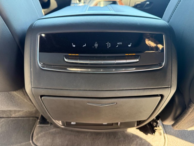 Cadillac Escalade ESV Vehicle Full-screen Gallery Image 18