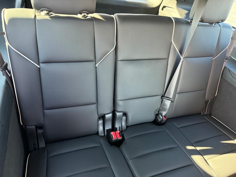 Cadillac Escalade ESV Vehicle Full-screen Gallery Image 19
