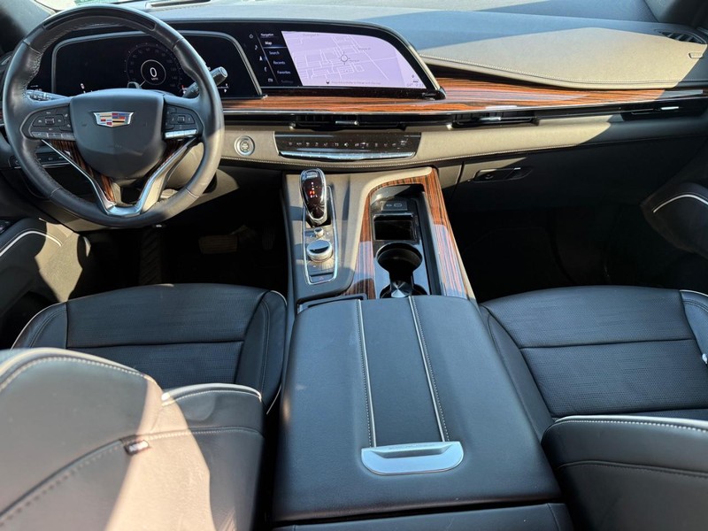 Cadillac Escalade ESV Vehicle Full-screen Gallery Image 20