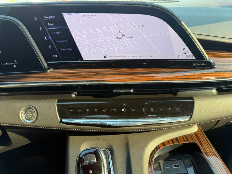 Cadillac Escalade ESV Vehicle Full-screen Gallery Image 22