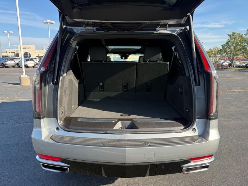 Cadillac Escalade ESV Vehicle Full-screen Gallery Image 23