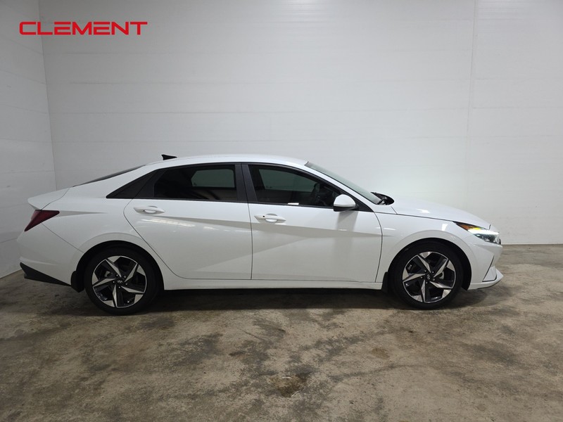 Hyundai Elantra Vehicle Full-screen Gallery Image 4