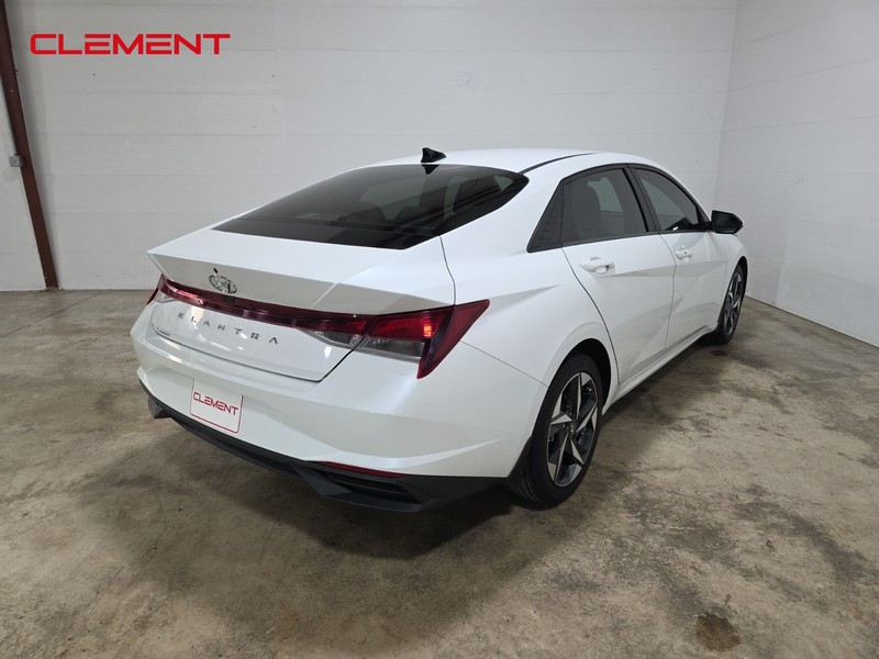 Hyundai Elantra Vehicle Full-screen Gallery Image 6