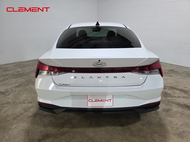 Hyundai Elantra Vehicle Full-screen Gallery Image 7