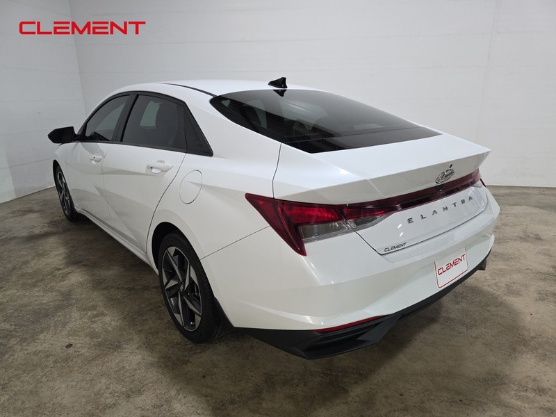 Hyundai Elantra Vehicle Full-screen Gallery Image 8