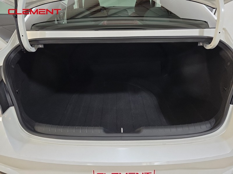 Hyundai Elantra Vehicle Full-screen Gallery Image 9