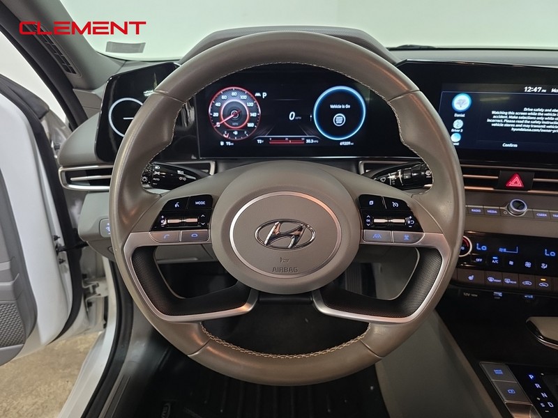 Hyundai Elantra Vehicle Full-screen Gallery Image 12