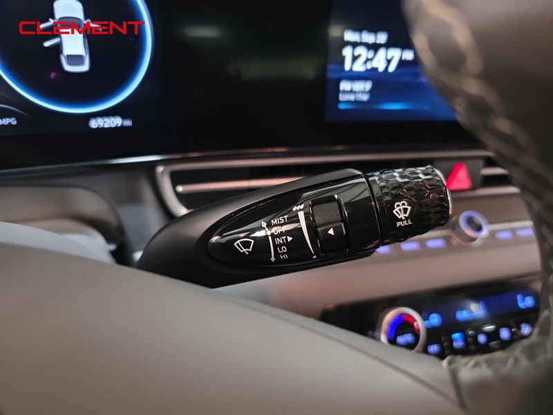 Hyundai Elantra Vehicle Full-screen Gallery Image 15