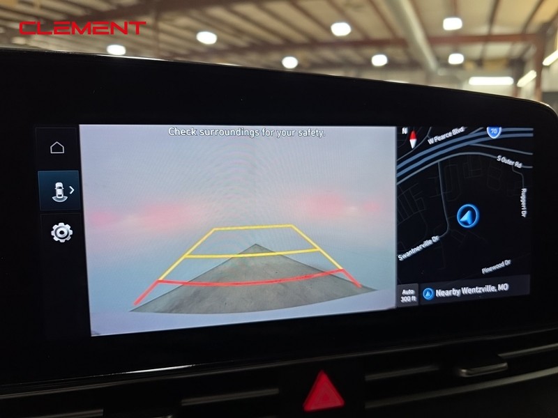 Hyundai Elantra Vehicle Full-screen Gallery Image 20