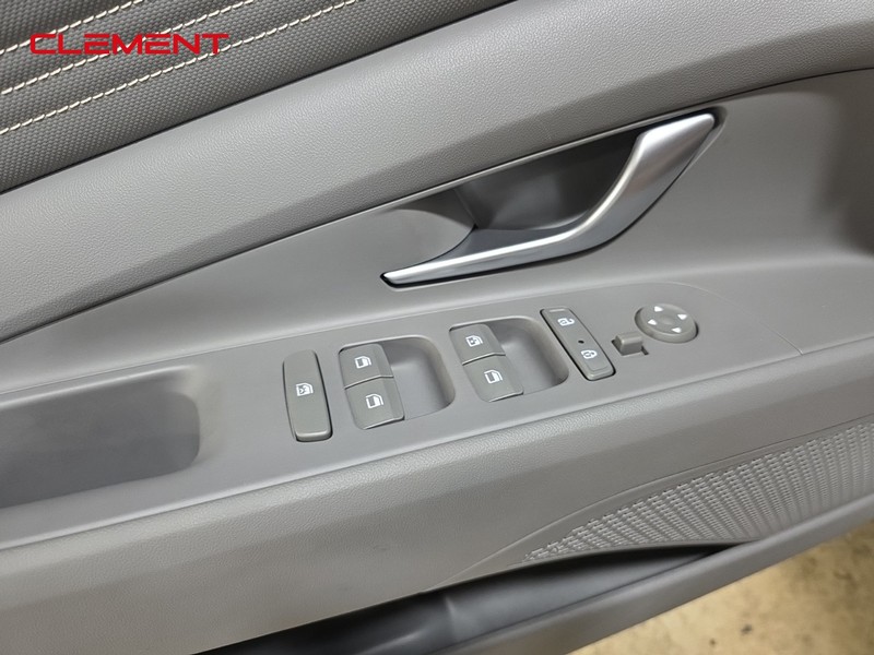 Hyundai Elantra Vehicle Full-screen Gallery Image 24