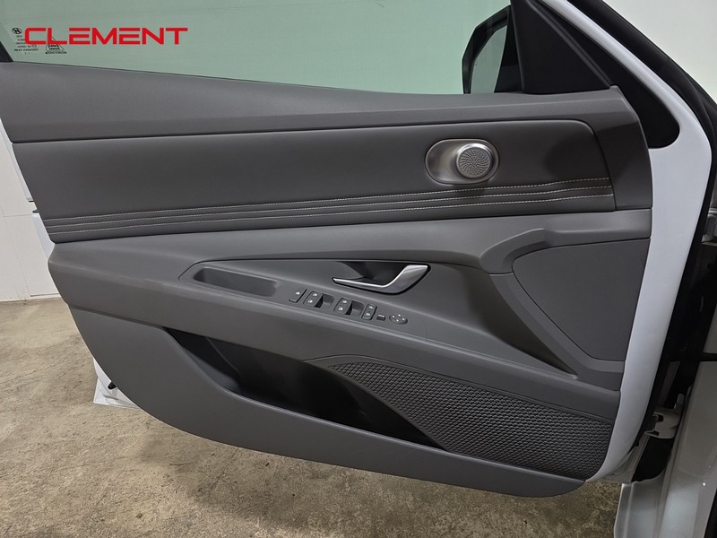 Hyundai Elantra Vehicle Full-screen Gallery Image 25