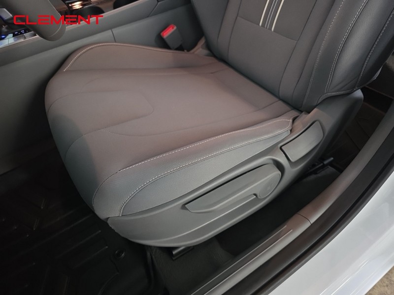 Hyundai Elantra Vehicle Full-screen Gallery Image 26