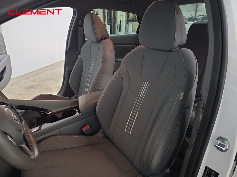 Hyundai Elantra Vehicle Full-screen Gallery Image 27