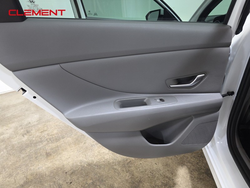 Hyundai Elantra Vehicle Full-screen Gallery Image 28