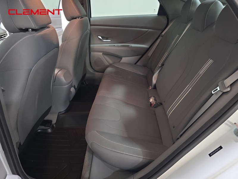 Hyundai Elantra Vehicle Full-screen Gallery Image 29