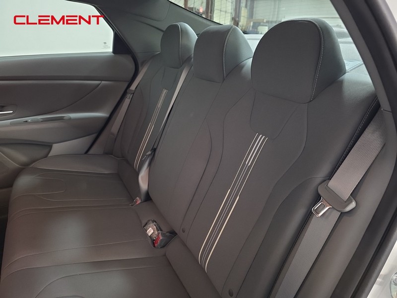 Hyundai Elantra Vehicle Full-screen Gallery Image 30