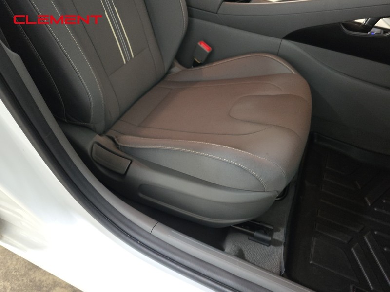 Hyundai Elantra Vehicle Full-screen Gallery Image 31