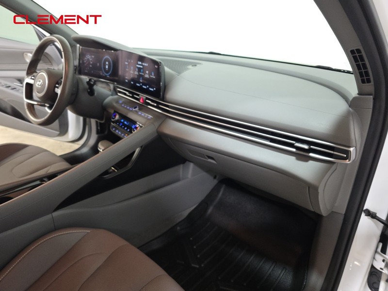 Hyundai Elantra Vehicle Full-screen Gallery Image 32