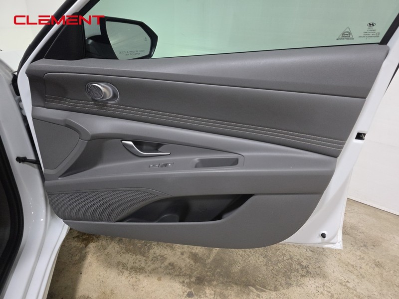 Hyundai Elantra Vehicle Full-screen Gallery Image 33