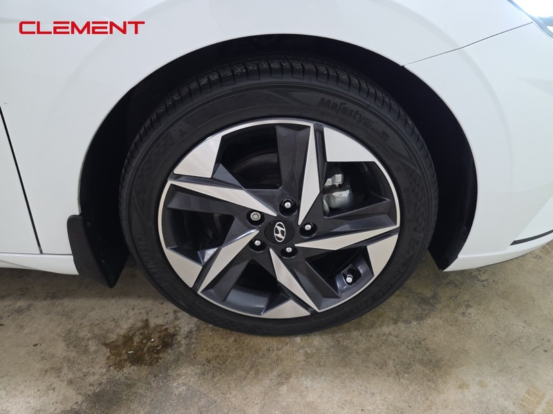 Hyundai Elantra Vehicle Full-screen Gallery Image 34