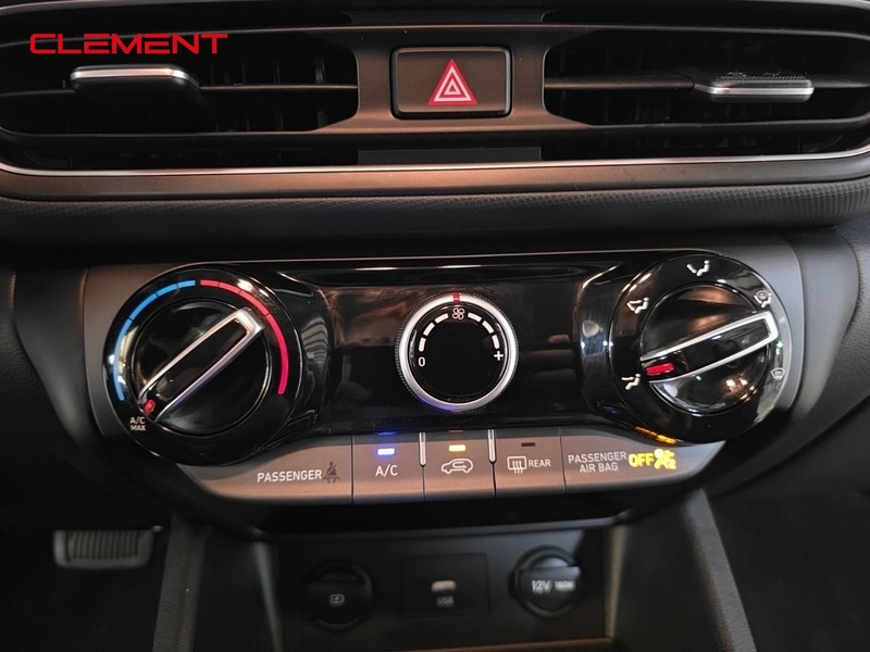 Hyundai Kona Vehicle Full-screen Gallery Image 19