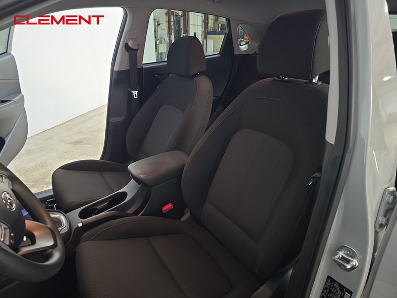 Hyundai Kona Vehicle Full-screen Gallery Image 25