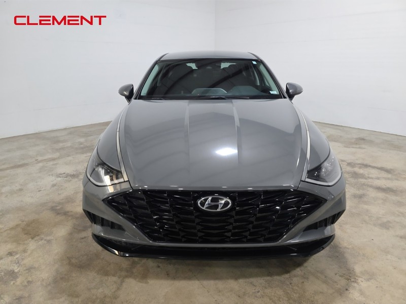 Hyundai Sonata Vehicle Full-screen Gallery Image 2