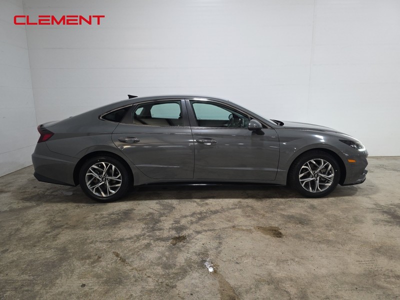 Hyundai Sonata Vehicle Full-screen Gallery Image 4