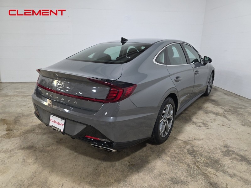 Hyundai Sonata Vehicle Full-screen Gallery Image 5