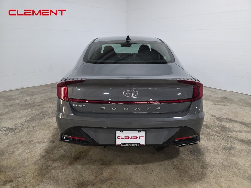 Hyundai Sonata Vehicle Full-screen Gallery Image 6