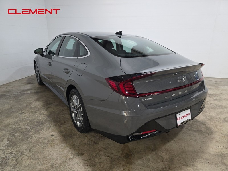 Hyundai Sonata Vehicle Full-screen Gallery Image 7