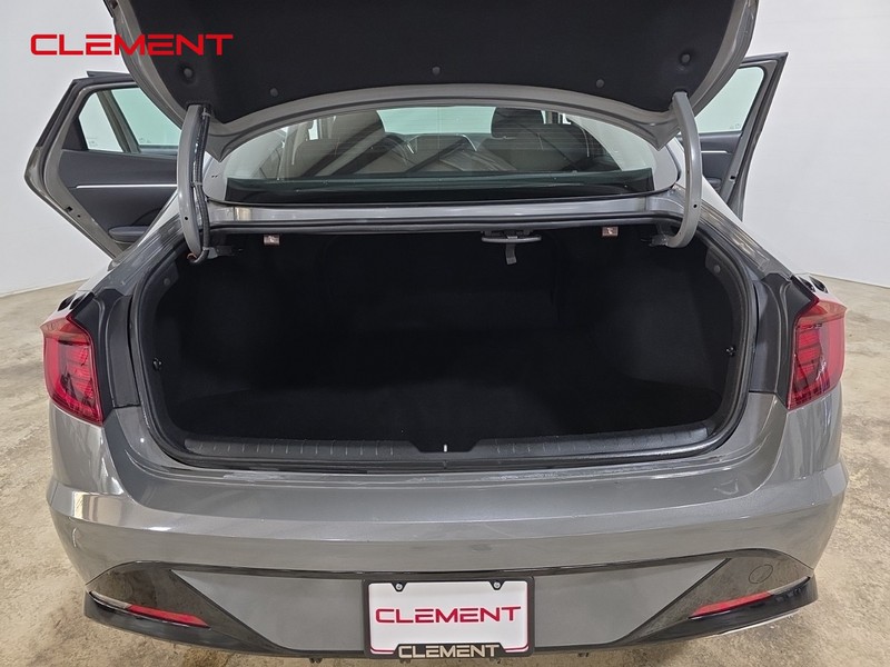 Hyundai Sonata Vehicle Full-screen Gallery Image 8