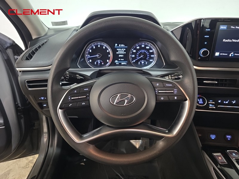 Hyundai Sonata Vehicle Full-screen Gallery Image 10