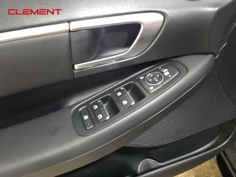 Hyundai Sonata Vehicle Full-screen Gallery Image 21