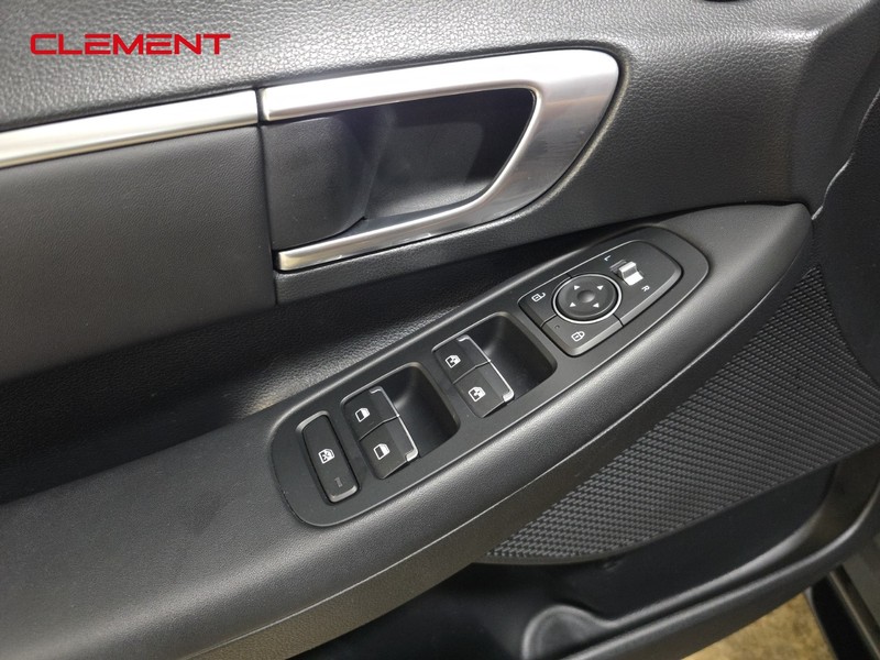 Hyundai Sonata Vehicle Full-screen Gallery Image 22