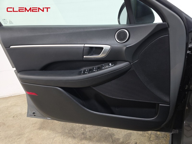 Hyundai Sonata Vehicle Full-screen Gallery Image 23