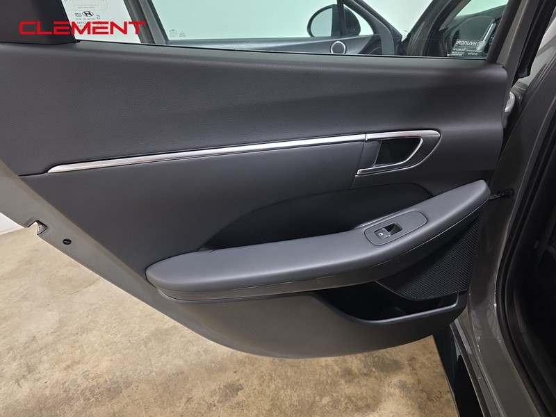 Hyundai Sonata Vehicle Full-screen Gallery Image 26