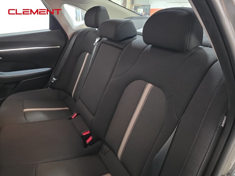 Hyundai Sonata Vehicle Full-screen Gallery Image 28