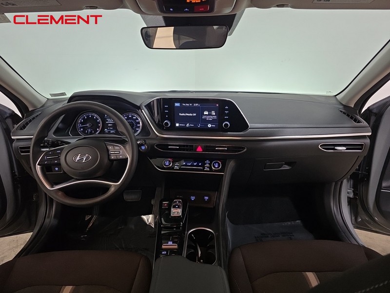 Hyundai Sonata Vehicle Full-screen Gallery Image 29