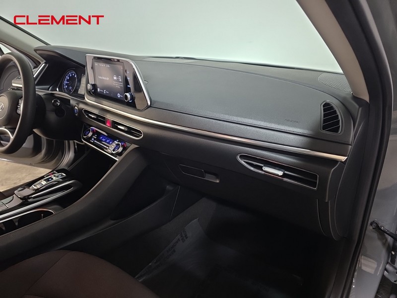 Hyundai Sonata Vehicle Full-screen Gallery Image 31