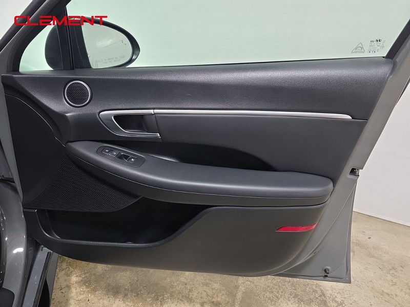 Hyundai Sonata Vehicle Full-screen Gallery Image 32